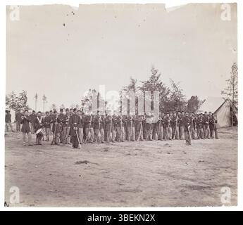 Dieses Foto, das einst Mathew B. Brady zugeschrieben wurde, zeigt eine unbekannte Kompanie der 30. Pennsylvania Infanterie während des Bürgerkriegs, die zwischen 1861 und 1865 aufgenommen wurde. Das Bild stellt den Beitrag des Staates zu den Bemühungen der Union während des Konflikts dar. Stockfoto