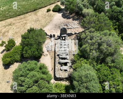 Arzachena, Sassari, Italien: Aus der Vogelperspektive der Riesengräber. tomba dei giganti, von Coddu Veccju bei Arzachena, archäologische Stätte in SAR Stockfoto