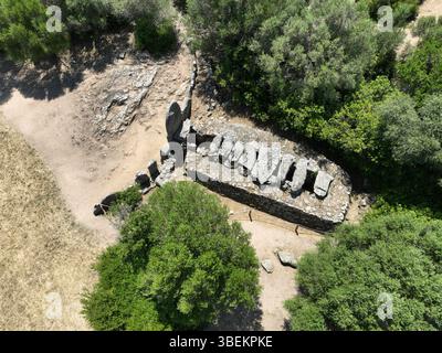 Arzachena, Sassari, Italien: Aus der Vogelperspektive der Riesengräber. tomba dei giganti, von Coddu Veccju bei Arzachena, archäologische Stätte in SAR Stockfoto