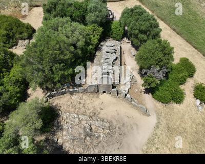Arzachena, Sassari, Italien: Aus der Vogelperspektive der Riesengräber. tomba dei giganti, von Coddu Veccju bei Arzachena, archäologische Stätte in SAR Stockfoto
