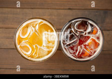 Zwei Gläser frische Limonaden mit Eis Stockfoto