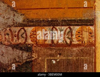 Detail von der Nordwand des Cubiculum 46 in Pompeji's House of the Labyrinth, gemalt von römischen Künstlern im 1. Jahrhundert n. Chr. Das Fresko spiegelt die typische römische Inneneinrichtung wider. Stockfoto