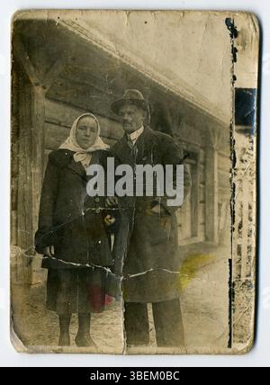 Dieses Foto vom 10. November 1935 zeigt Józef und Wiktoria Ulma, polnische Zivilisten. Ihr Bild spiegelt die Epoche und ihren Beitrag zur polnischen Geschichte während einer turbulenten Periode wider. Stockfoto