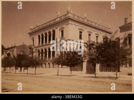 Dieses Foto, das zwischen 1880 und 1900 aufgenommen wurde, zeigt Dr. Heinrich Schliemanns Haus in Athen. Schliemann war der Archäologe, der für seine Ausgrabungen in Troja und Mykene berühmt war, und das Haus spiegelt seine Zeit in Athen während des späten 19. Jahrhunderts wider. Stockfoto