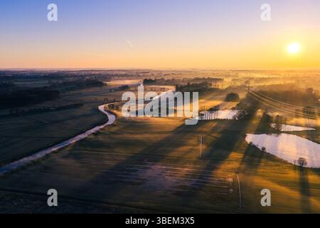 Warmer Sonnenaufgang über nebeliger Landschaft. Hochwertige Fotos Stockfoto