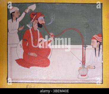 Dieses Gemälde aus der Zeit um 1760-70 zeigt Raja Shamsher Sen vom Mandi State, der einen Rauch von einer Wasserpfeife genießt. Er wird auf einer Terrasse kniend gezeigt, mit Dienern in der Nähe, einer hält ein weißes Tuch. Das Gemälde veranschaulicht die königlichen Freizeitaktivitäten der Zeit und den künstlerischen Stil der Mandi. Stockfoto