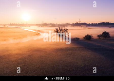 Sonnenaufgang über dem nebligen Fluss. Hochwertige Fotos Stockfoto