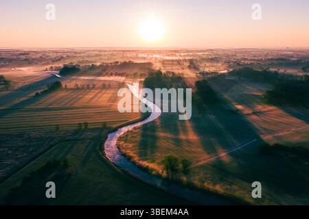 Sonnenaufgang über dem Fluss am nebeligen Morgen. Hochwertige Fotos Stockfoto