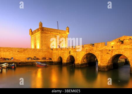 Wunderschöner Sonnenuntergang über dem Hafen von Scala, einem Verteidigungsturm, der den Hafen in Essaouira an der Atlantikküste Marokkos bewacht. Stockfoto