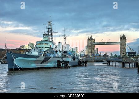 Die HMS Belfast ist ein leichter Kreuzer der Stadtklasse, der für die Royal Navy gebaut wurde, die im Zweiten Weltkrieg sowie im Koreakrieg aktiv war, bevor sie dauerhaft als Mast bezeichnet wurde Stockfoto