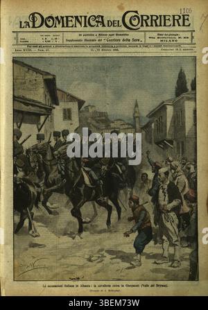 Diese Illustration von Achille Beltrame (1871–1945) zeigt die italienische Kavallerie, die während der italienischen Besatzung im Ersten Weltkrieg in das Dorf Jorgucat im Drynos-Tal einmarschierte. Das Bild wurde am 22. Oktober 1916 in La Domenica del Corriere veröffentlicht und fängt den historischen Moment des militärischen Vormarsches ein. Stockfoto