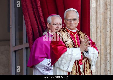 Vatikanstadt, 8. Mai 2025. Der neu gewählte Papst Leo XIV. Erscheint in der zentralen Loggia des Petersdoms. Stockfoto