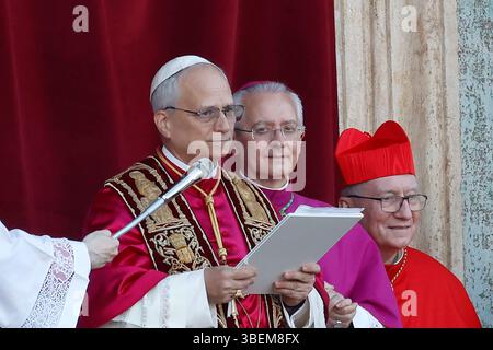 Vatikanstadt, 8. Mai 2025. Der neu gewählte Papst Leo XIV. Erscheint in der zentralen Loggia des Petersdoms. Stockfoto