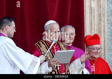 Vatikanstadt, 8. Mai 2025. Der neu gewählte Papst Leo XIV. Erscheint in der zentralen Loggia des Petersdoms. Stockfoto