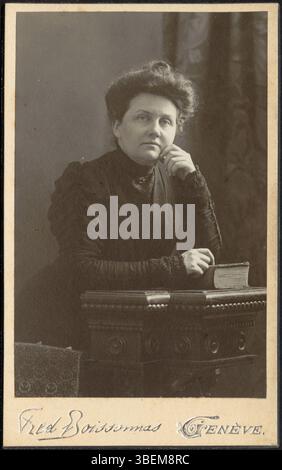 Ein Foto von Fred Boisonnas aus dem Jahr 1900-1903 mit Georgia Lydia Stevens. Das Porträt im Carte de Visite-Format zeigt Stevens an einem Tisch mit einem Buch, das den Porträtstil des frühen 20. Jahrhunderts widerspiegelt. Stockfoto