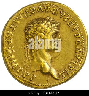 Eine aureus-Münze aus der Regierungszeit von Kaiser Claudius (51–52 n. Chr.), die im Musée Saint-Raymond gehalten wird. Die Münze ist mit den kaiserlichen Titeln von Claudius versehen, die römische numismatische Kunst aus der frühen Kaiserzeit zeigen. Stockfoto