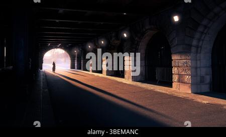 Eine dramatische Szene in einem Tunnel oder einer Unterführung mit einer Reihe von Steinbögen, die lange Schatten auf den Boden werfen. Eine Einzelfigur läuft Stockfoto