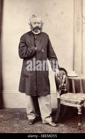 Diese Fotografie vom März 1866 zeigt Karl Marx in Margate, der in der Nähe des Forts steht. Es wurde von der London Photographic Company aufgenommen, die einen Moment im Leben des Philosophen während seiner Zeit in England festgehalten hat. Stockfoto
