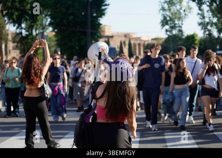 Roma, Italien. Mai 2025. Marcia rumorosa contro i femminicidi da San Giovanni a San Lorenzo organizzata da Studentesse Ed Associazioni Ñ Roma Ñ Italia Ñ Gioved“ 29 Maggio 2025 - Cronaca - (Foto di Cecilia Fabiano/ Credit: LaPresse/Alamy Live News Stockfoto