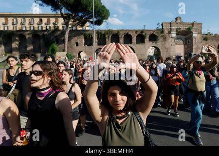 Roma, Italien. Mai 2025. Marcia rumorosa contro i femminicidi da San Giovanni a San Lorenzo organizzata da Studentesse Ed Associazioni Ñ Roma Ñ Italia Ñ Gioved“ 29 Maggio 2025 - Cronaca - (Foto di Cecilia Fabiano/ Credit: LaPresse/Alamy Live News Stockfoto