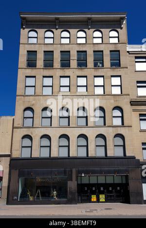 Ottawa, Kanada - 27. Mai 2025: Schilder für Liquidationsverkauf im Hudson’s Bay Store in der Rideau Street. The Bay wird bald alle 80 Geschäfte und Lay schließen Stockfoto
