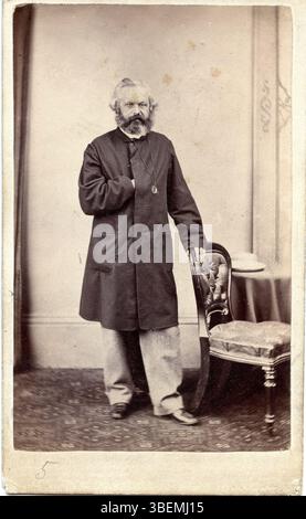 Dieses Foto von Karl Marx wurde im März 1866 in Margate, England, während seines Besuchs in der Stadt aufgenommen. Es zeigt ihn außerhalb des Forts und hält einen Moment in Marx persönlichem und politischem Leben während seines Exils in England fest. Stockfoto