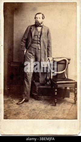 Dieses Porträt von Friedrich Engels, aufgenommen 1865, fängt den einflussreichen Philosophen und Politiktheoretiker ein. Engels ist bekannt für seine Arbeit mit Karl Marx über die Theorie des Sozialismus und das kommunistische Manifest. Stockfoto