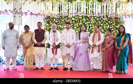 Patna, Indien. Mai 2025. PATNA, INDIEN - 29. MAI: Premierminister Narendra Modi posiert mit frisch verheirateten Ehepaaren und Familienmitgliedern während des Hochzeitsempfangs von Bihar Vijay Kumar Sinha Sohn Govind in seinem Haus am 29. Mai 2025 in Patna, Indien. (Foto: Santosh Kumar/Hindustan Times/SIPA USA) Credit: SIPA USA/Alamy Live News Stockfoto