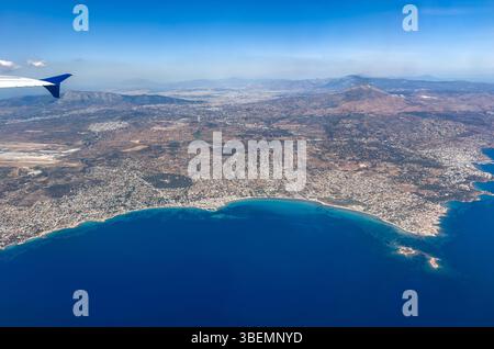 Internationaler Flughafen Athen. Griechenland. Luftaufnahme aus dem Flugzeugfenster. Stockfoto