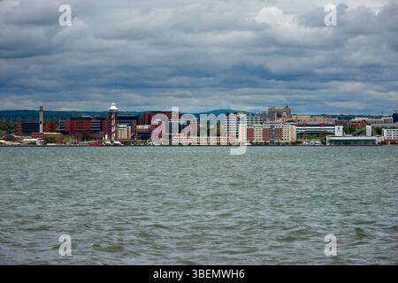 Die Innenstadt von Erie ist vom Presque Isle State Park über die Presque Isle Bay unter bewölktem Himmel zu sehen. Stockfoto