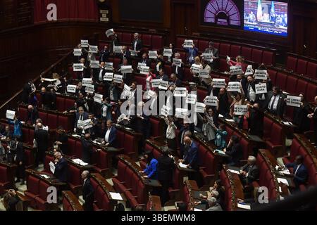 Rom, Italien. Mai 2025. Rom, Abgeordnetenkammer Abstimmungserklärungen und Schlussabstimmung über die Sicherheitsverordnung auf dem Foto der Protest der Opposition Credit: Independent Photo Agency/Alamy Live News Stockfoto