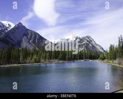 Wunderbarer See vor den Bergen Stockfoto
