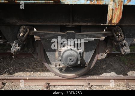 Verlassenen alten Eisenbahnwaggons auf dem Bahnhof, alte Waggons in einem verlassenen Bahnhof Stockfoto