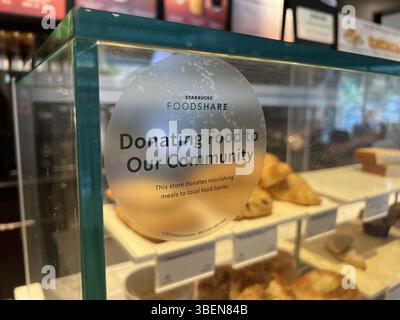 Moraga, Usa. Oktober 2024. Nahaufnahme eines Starbucks FoodShare-Schilds in einem Geschäft, das Lebensmittelspenden an die Gemeinde fördert, Moraga, Kalifornien, 25. Oktober 2024. (Foto: Smith Collection/Gado/SIPA USA) Credit: SIPA USA/Alamy Live News Stockfoto