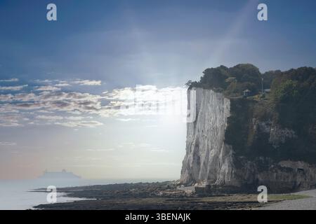 Die White Cliffs of Dover, ein Wahrzeichen an der Südostküste Englands, besticht durch ihre Zusammensetzung aus Kreide. Stockfoto