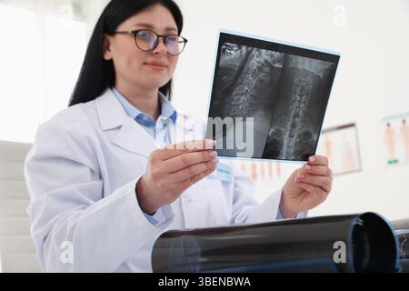 Arzt untersucht Hals-MRT-Untersuchung in Klinik, Tiefwinkelansicht Stockfoto