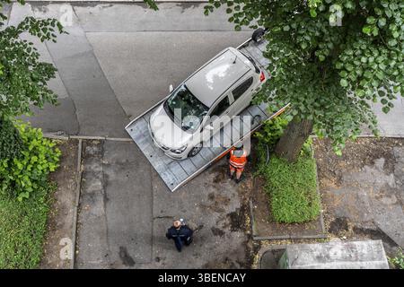 Ein Auto wird abgeschleppt, in einer Zone mit absolutem Stoppverbot geparkt, der Abschleppdienst kommt auf Anweisung der örtlichen Behörde für öffentliche Ordnung, in der r Stockfoto