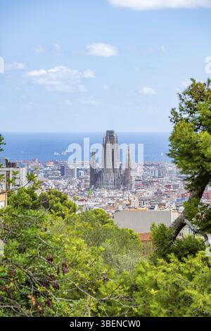 Blick vom Parc Gueell auf die Stadt mit Sagrada Familia und Torre Agbar, hinter dem Mittelmeer, Barcelona, â€‹ â€‹ Katalonien, Spanien, Europa Stockfoto