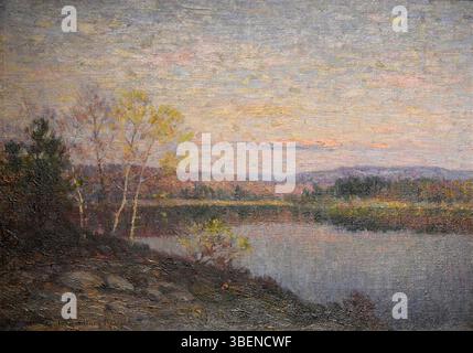 „The Lakeside Evening“ von John Willard Raught, gemalt um 1920, zeigt die ruhige Atmosphäre eines Abends am See. Das Gemälde fängt das schwindende Licht und die ruhigen Reflexe auf dem Wasser ein und zeigt Raughts Kunst in der Landschaftsmalerei. Stockfoto
