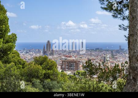 Blick vom Parc Gueell auf die Stadt mit Sagrada Familia und Torre Agbar, hinter dem Mittelmeer, Barcelona, â€‹ â€‹ Katalonien, Spanien, Europa Stockfoto