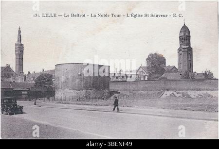 Foto aus dem Jahr 1933, das den Glockenturm, den Noble Tower und die St. Sauveur Kirche in Lille, Frankreich, zeigt. Das Bild ist von der Georges Lefebvre Straße aufgenommen und zeigt die historische Architektur. Stockfoto