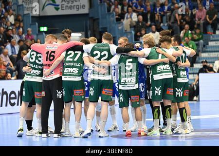 Gummersbach, Deutschland. Mai 2025. Die beiden Teams des VfL Gummersbach und FRISCH AUF Goeppingen vor dem Anwurf am Mittelkreis GER, VfL Gummersbach vs. FRISCH AUF Goeppingen, Handball, Daikin 1. Bundesliga, 31. Spieltag, Spielzeit 2024-2025, Schwalbe Arena Gummersbach, 28.05.2025 Foto: Eibner-Pressefoto/Jürgen Augst Credit: dpa/Alamy Live News Stockfoto