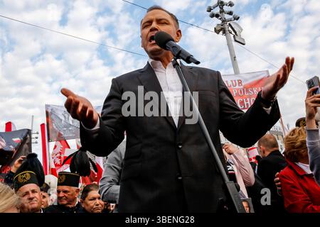 Kattowitz, Polen. Mai 2025. Präsidentschaftskandidat Karol Nawrocki, unterstützt von der rechten Partei Recht und Gerechtigkeit, spricht während einer Wahlkundgebung vor der Wahlrunde in socond. In der ersten Runde wurde nicht entschieden, wer Präsident des Landes werden soll, da kein Kandidat die 50%-Mehrheit übergab. Zwei Siegerkandidaten – Rafal Trzaskowski und Karol Nawrocki – zogen am 1. Juni in die zweite Runde. (Foto: Dominika Zarzycka/SIPA USA) Credit: SIPA USA/Alamy Live News Stockfoto