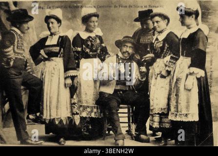 Diese Vintage-Postkarte von Joseph-Marie Villard (1868–1935) aus der Zeit um 1910 zeigt Wahrsager in traditionellen Trachten aus den Regionen Bannalec und Scaër. Stockfoto