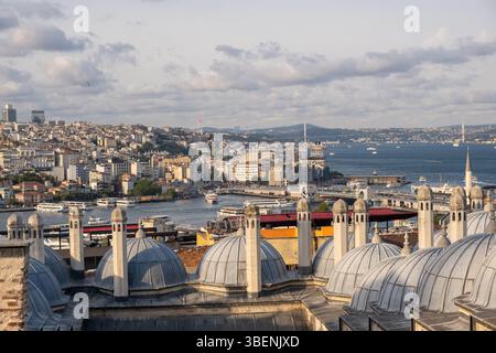 Der Bosporus glitzert, während die Skyline Istanbuls historische Highlights zeigt Stockfoto