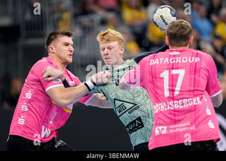 Mannheim, Deutschland. Mai 2025. v.li.: Gianfranco Pribetic (TVB, 9), Jon Lindenchrone Andersen (RNL, 42), Samuel Röthlisberger (TVB, 17), Zweikampf, Spielszene, Duell, Duell, Tackle, Tackling, Dynamik, Aktion, 29.05.2025, Mannheim (Deutschland), Handball, Bundesliga, Rhein-Neckar Löwen - TVB Stuttgart Credit: dpa/Alamy Live News Stockfoto