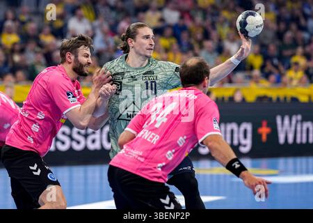 Mannheim, Deutschland. Mai 2025. v.li.: Samuel Röthlisberger (TVB, 17), Juri Knorr (RNL, 10), Kai Häfner (TVB, 34), Zweikampf, Spielszene, Duell, Duell, Tackle, Tackling, Dynamik, Action, Aktion, 29.05.2025, Mannheim (Deutschland), Handball, Bundesliga, Rhein-Neckar Löwen - TVB Stuttgart Credit: dpa/Alamy Live News Stockfoto