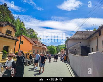 KARLSTEJN- TSCHECHISCH- 10. Mai 2025: Restaurants und Souvenirläden an der Hauptstraße, die zum Schloss Karlstejn führt. Dorf Karlstejn, Mittelböhmen, Tschechisch Stockfoto