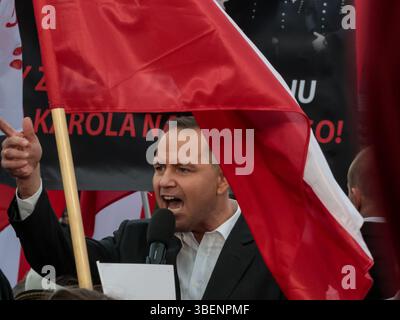 Kattowitz, Polen. Mai 2025. Präsidentschaftskandidat Karol Nawrocki, unterstützt von der rechten Partei Recht und Gerechtigkeit, spricht während einer Wahlkundgebung vor der Wahlrunde in socond. In der ersten Runde wurde nicht entschieden, wer Präsident des Landes werden soll, da kein Kandidat die 50%-Mehrheit übergab. Zwei Siegerkandidaten – Rafal Trzaskowski und Karol Nawrocki – zogen am 1. Juni in die zweite Runde. (Foto: Dominika Zarzycka/SIPA USA) Credit: SIPA USA/Alamy Live News Stockfoto