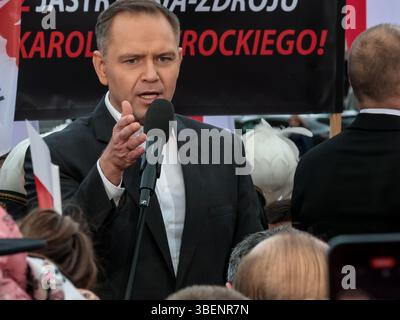 Kattowitz, Polen. Mai 2025. Präsidentschaftskandidat Karol Nawrocki, unterstützt von der rechten Partei Recht und Gerechtigkeit, spricht während einer Wahlkundgebung vor der Wahlrunde in socond. In der ersten Runde wurde nicht entschieden, wer Präsident des Landes werden soll, da kein Kandidat die 50%-Mehrheit übergab. Zwei Siegerkandidaten – Rafal Trzaskowski und Karol Nawrocki – zogen am 1. Juni in die zweite Runde. (Foto: Dominika Zarzycka/SIPA USA) Credit: SIPA USA/Alamy Live News Stockfoto